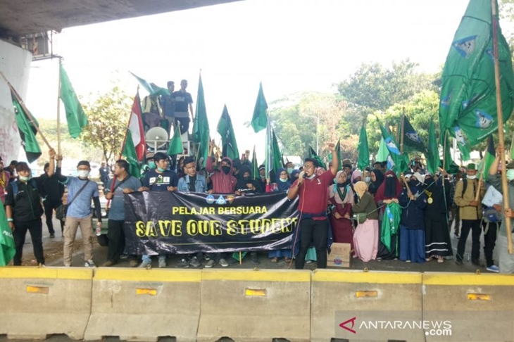 Massa dari HMI Bogor yang menyampaikan aspirasinya di Jalan Gatot Subroto, Jakarta Pusat, Selasa (1/10/2019). ANTARA/Chairul Rohman