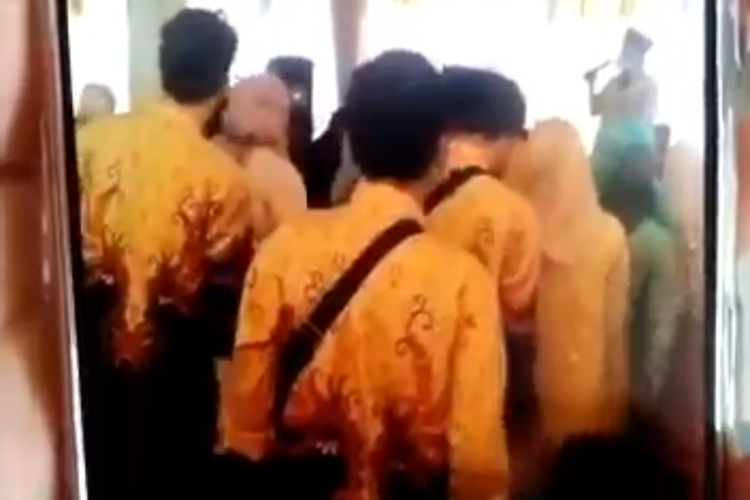 Seorang lurah di Pancoran Mas, Depok menyelenggarakan hajatan pernikahan, Sabtu (3/7/2021) atau di hari pertama PPKM Darurat Jawa-Bali. Belum dipastikan apakah ada pelanggaran protokol kesehatan dalam hajatan ini, namun acara tersebut diklaim dihentikan oleh Satgas Penanganan COVID-19 Kota Depok.(Istimewa)