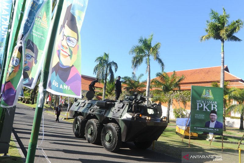 Prajurit TNI berjaga di sekitar lokasi penyelenggaraan Muktamar V Partai Kebangkitan Bangsa (PKB) di Nusa Dua, Badung, Bali, Senin (19/8/2019). Muktamar V PKB akan diselenggarakan pada 20-22 Agustus di Nusa Dua, Bali, dengan mengusung tema Melayani Ibu Pertiwi dan akan dihadiri sekitar 3.000 orang peserta. ANTARA FOTO/Fikri Yusuf/pras.	