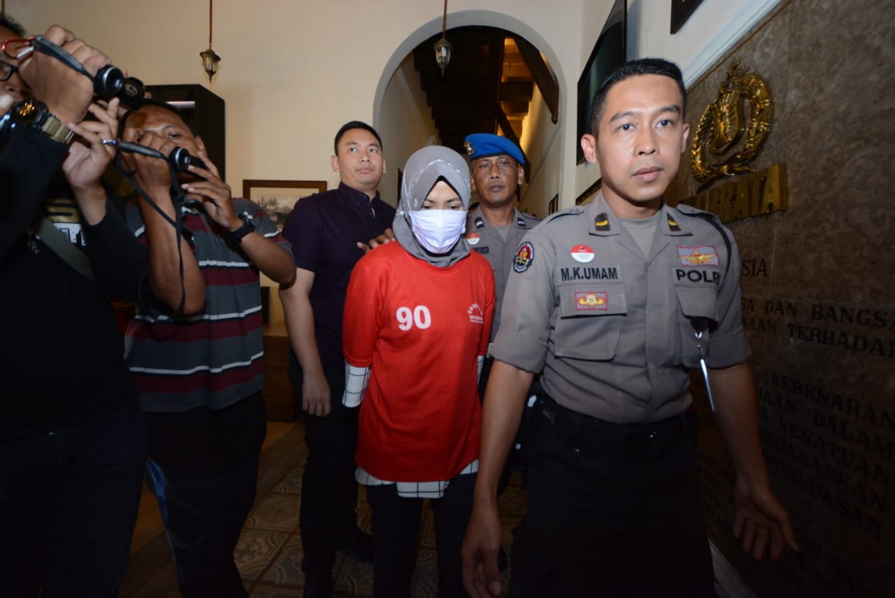 Polrestabes Surabaya menetapkan Dzikria Dzatil sebagai tersangka penghinaan Wali Kota Surabaya, Tri Risma Harini, melalui akun Facebook dengan menyamakan Risma seperti kodok. Foto: MP/Budi Lentera