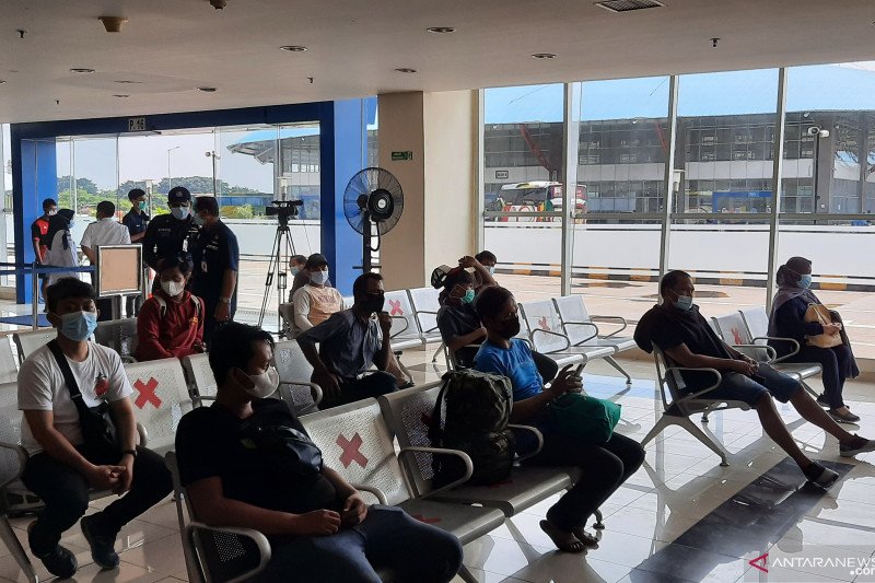 Suasana ruang tunggu tes usap antigen/GeNose penumpang bus AKAP di Terminal Pulogebang, Jakarta, Selasa (18/5/2021). ANTARA/Yogi Rachman