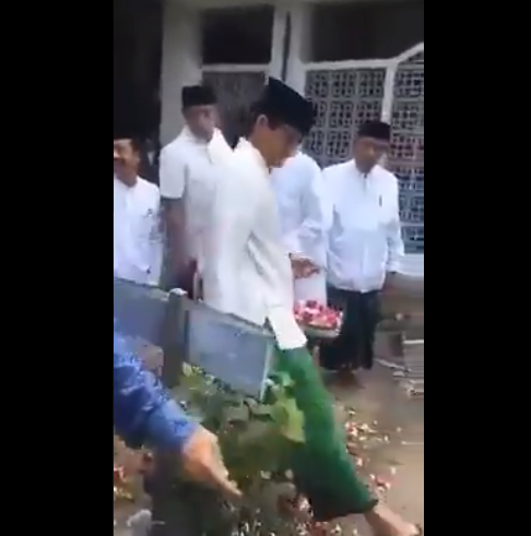 Sandiaga Uno saat langkahi makam KH Bisri Syansuri