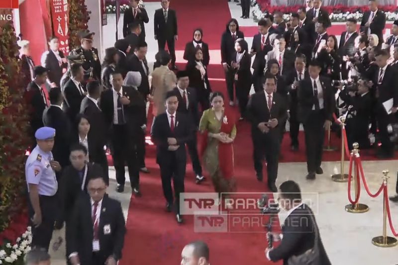Puan Sambut Kedatangan Gibran, Megawati Tidak Terlihat Hadir di Gedung MPR