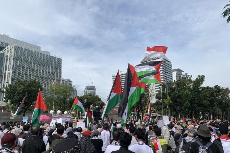 Ratusan Orang Gelar Aksi Bela Palestina di Depan Kedutaan AS, Lagu Patriotik Nasional Terus Dinyanyikan