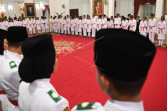 Anggota Pasukan Pengibar Bendera Pusaka (Paskibraka) mengikuti upacara pengukuhan di Istana Negara, Jakarta, Kamis (15/8/2019). Presiden Joko Widodo mengukuhkan 68 anggota Paskibraka yang akan bertugas pada upacara HUT ke-74 Kemerdekaan RI. ANTARA FOTO/Wahyu Putro A/wsj.