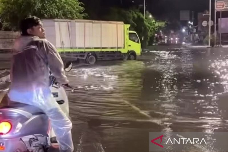 Jalan Ring Road Kembangan Jakarta Barat Banjir, Pemotor Menuju Cengkareng Terjebak di Kolong Tol