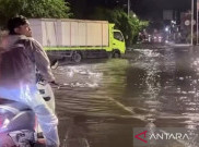 Jalan Ring Road Kembangan Jakarta Barat Banjir, Pemotor Menuju Cengkareng Terjebak di Kolong Tol