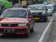 Tol Jakarta-Cikampek Macet Parah, Kendaraan Pribadi Naik ke Bahu Jalan