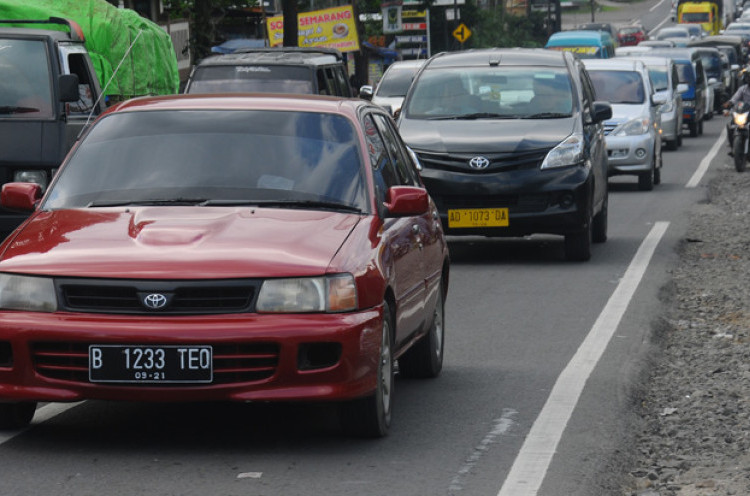Tol Jakarta-Cikampek Macet Parah, Kendaraan Pribadi Naik ke Bahu Jalan