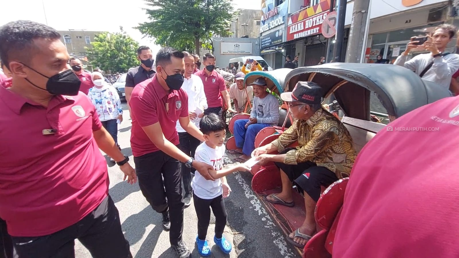 Jokowi Ajak Iriana dan Ethes Bagikan Sembako ke Pedagang dan Pengayuh Becak