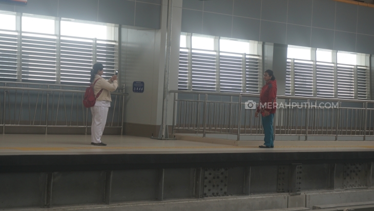 Banyak warga Palembang yang menjadikan stasiun LRT sebagai latar foto (MP/Muchammad Yani)