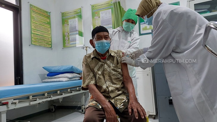   Lansia jalani vaksinasi corona di Puskesmas Gajahan, Solo, Jawa Tengah, Rabu (9/6). (MP/Ismail)