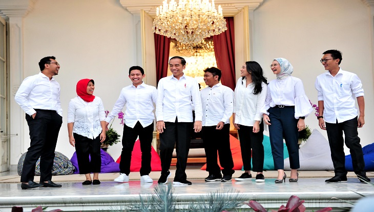 Presiden Jokowi berfoto bersama 7 SKP dari kalangan millenial, yang diperkenalkannya di Verranda Istana Merdeka, Jakarta, Kamis (21/11) sore. (Foto: JAY/Humas)