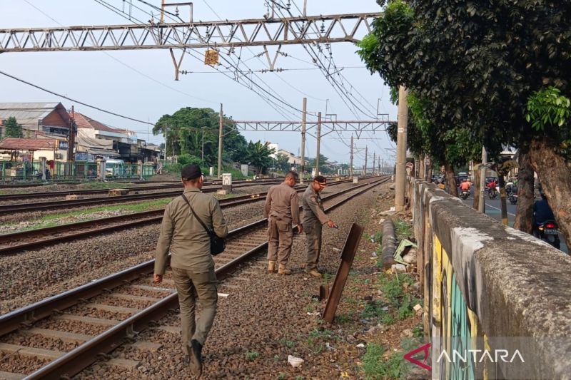 Video Sejoli Mesum Dekat Rel Kereta Jatinegara Viral, Satpol PP Tutup Akses Keluar Masuk