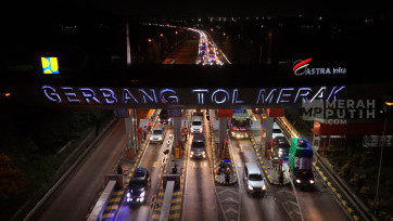 Suasana Puncak Arus Mudik Kemacetan Lalu-Lintas Keluar Gerbang Tol Merak Menuju Pelabuhan 
