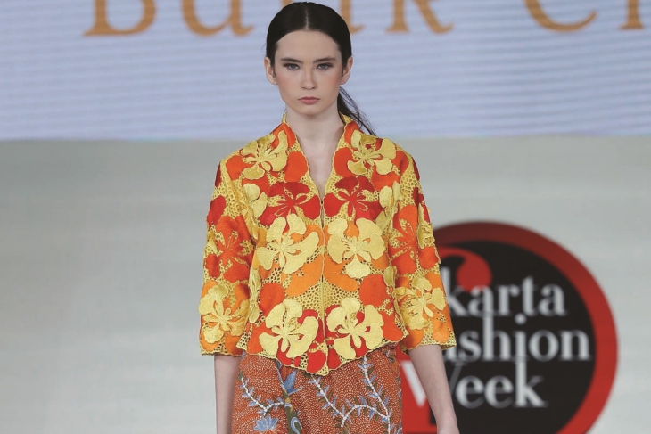 Dengan warna cerah dan motif bunga yang unik, koleksi Batik Chic mampu mengubah citra Kebaya yang kuno (Sumber: Official Jakarta Fashion Week)