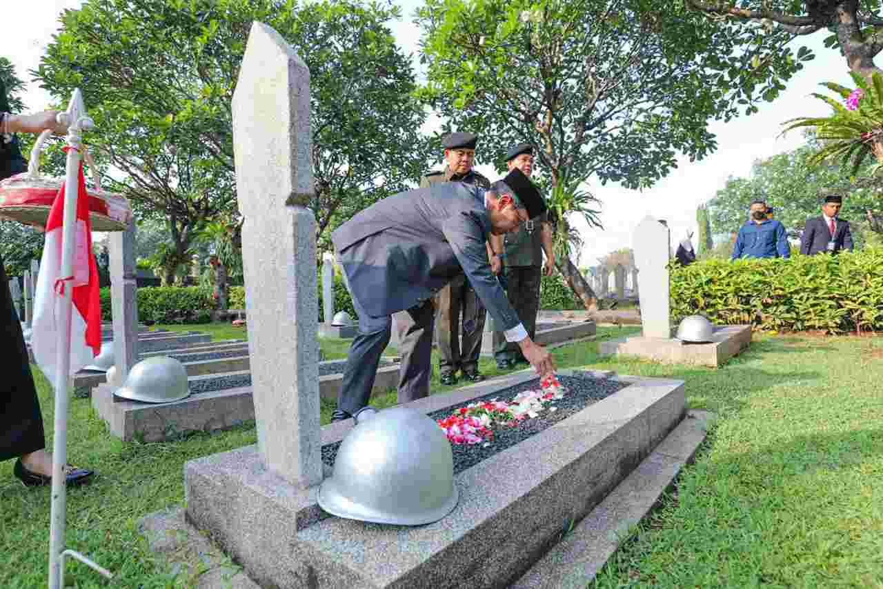 Ziarah ke Makam Wali Kota Pertama Jakarta Jelang HUT ke-497 DKI