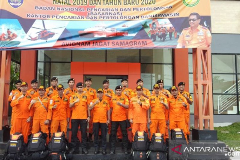 Enam personel Badan SAR Nasional Banjarmasin, Kalimantan Selatan (tiga kiri dan tiga di kanan depan) yang dikirimkan untuk membantu korban banjir di Jakarta dan ditugaskan hingga pertengahan Januari 2020. (Antaranews Kalsel/Istimewa)