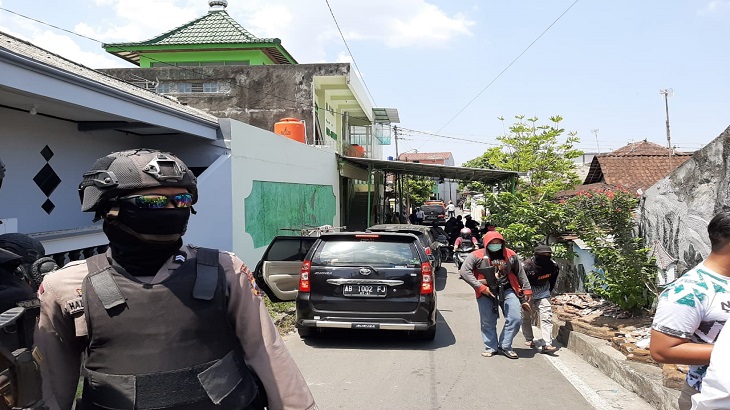 Ilustrasi Densus 88 Antitetor Mabes Polri melakukan penggeledahan rumah terduga teroris di Solo, Jawa Tengah. (MP/Ismail)