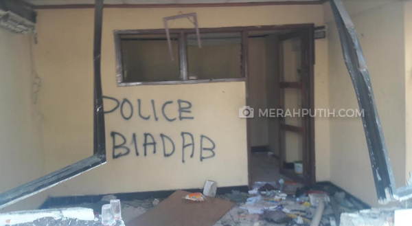 Salah satu bangunan tak jauh dari Bawaslu RI yang dirusak massa. Selain itu, massa juga mencoret-coret bangunan menggunakan pilok (Merahputih.com/Kanugraha)