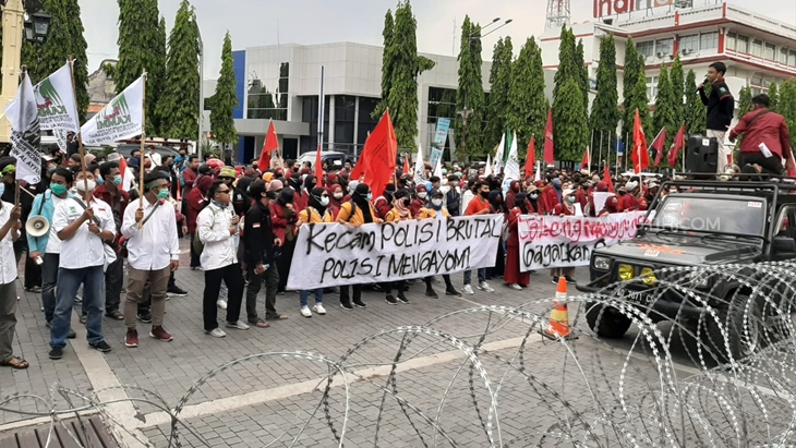 Mahasiswa IMM, HMI dan Kammi menggelar demo menolak Omnibus Law di Balai Kota Solo, Jawa Tengah, Senin (12/10). (MP/Ismail)