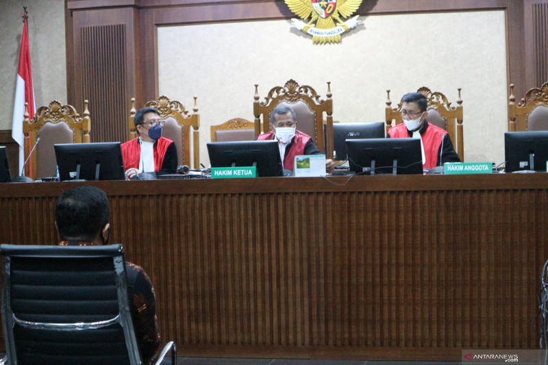 Mantan penyidik KPK Stepanus Robin Pattuju menjalani sidang pembacaan dakwaan di pengadilan Tindak Pidana Korupsi (Tipikor) Jakarta, Senin (13/9). ANTARA/Desca Lidya Natalia