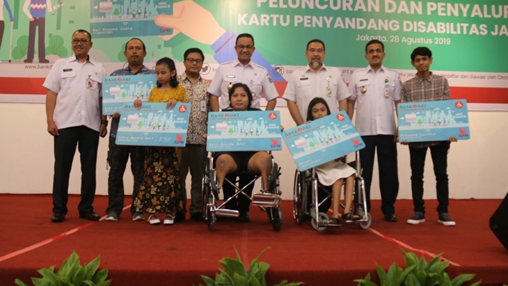 Anies Baswedan saat memberikan kartu disabilitas. (MP/Asropih)