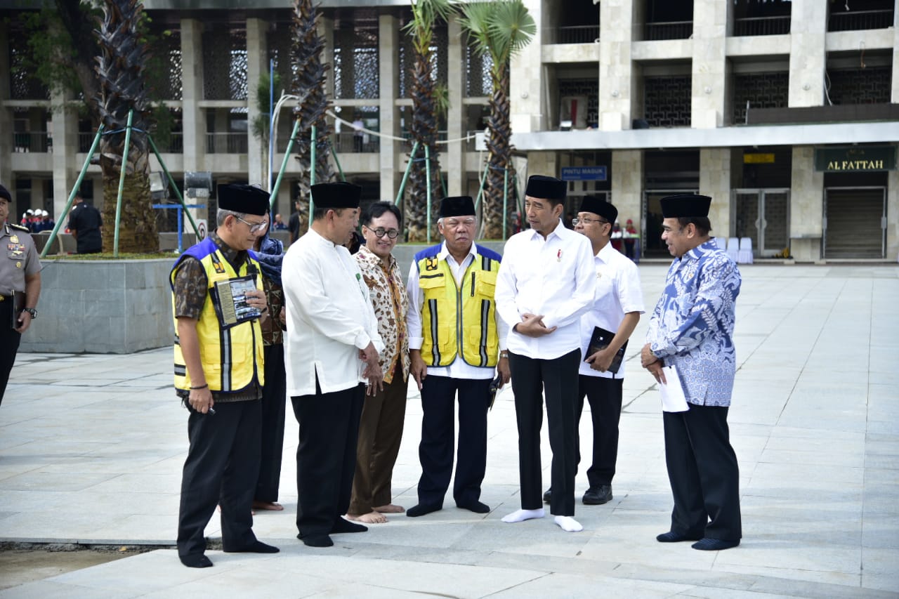 Presiden Jokowi meninjau progres renovasi masjid Istiqlal Jakarta yang didampingi antara lain Menteri Agama dan Menteri PUPR. Foto: Twitter/@KemenPUPR