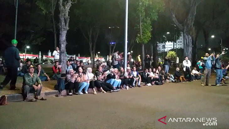 Masyarakat di luar Istana Negara. (Antaranews)