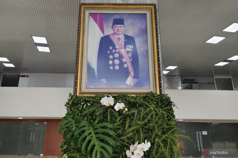 SBY Hadiri Pelantikan Prabowo, Disambut Anaknya di MPR 