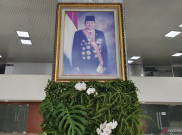 SBY Hadiri Pelantikan Prabowo, Disambut Anaknya di MPR 