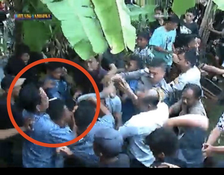 Pakde ngemut rokok yang melerai pertikaian. (Foto Twitter/barcelonabryan)