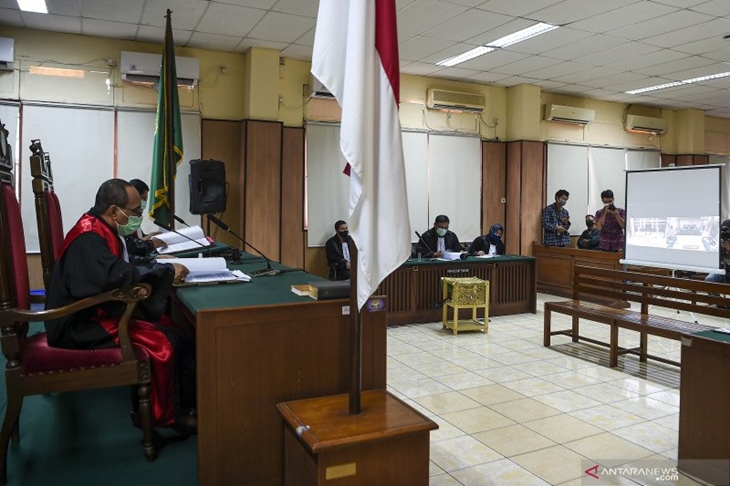 Dokumen - Suasana sidang tuntutan kasus penyiraman air keras terhadap penyidik KPK Novel Baswedan dengan terdakwa Ronny Bugis dan Rahmat Kadir Mahulette yang disiarkan secara "live streaming" di Pengadilan Negeri Jakarta Utara, Jakarta, Kamis (11/6/2020). (ANTARA FOTO/NOVA WAHYUDI)