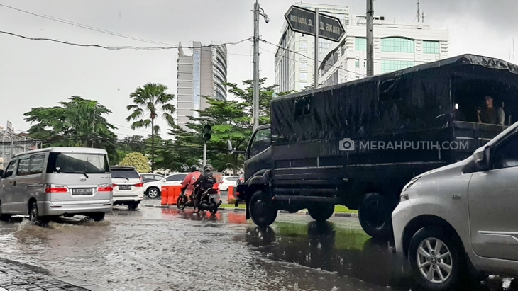 BMKG Prediksi Hujan Disertai Kilat Terjadi di Sebagian Jabodetabek