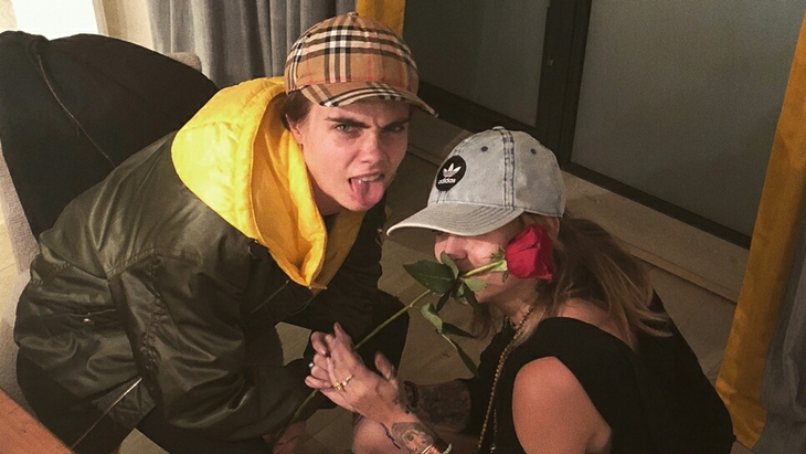 Paris Jackson dan Cara Delevingne Kepergok Ciuman