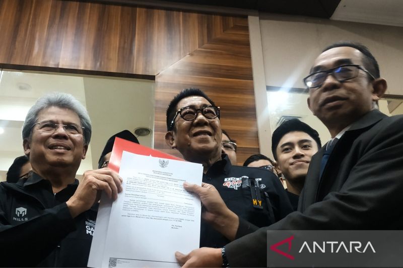 Deputi Bidang Hukum TPN Ganjar-Mahfud, Todung Mulya Lubis (kiri), menerima bukti pendaftaran gugatan PHPU Pilpres 2024 di Gedung MK, Jakarta, Sabtu (23/3). Foto: ANTARA/Agatha Olivia Victoria
