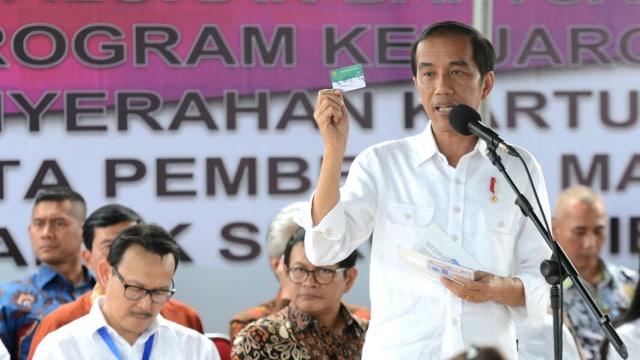 Survei Indo Barometer: Tiga Kartu Sakti Jokowi Diminati Warga