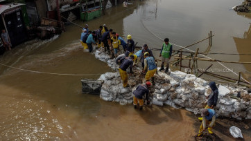 Petugas OP SDA Bangun Tanggul Darurat Penahan Arus Air