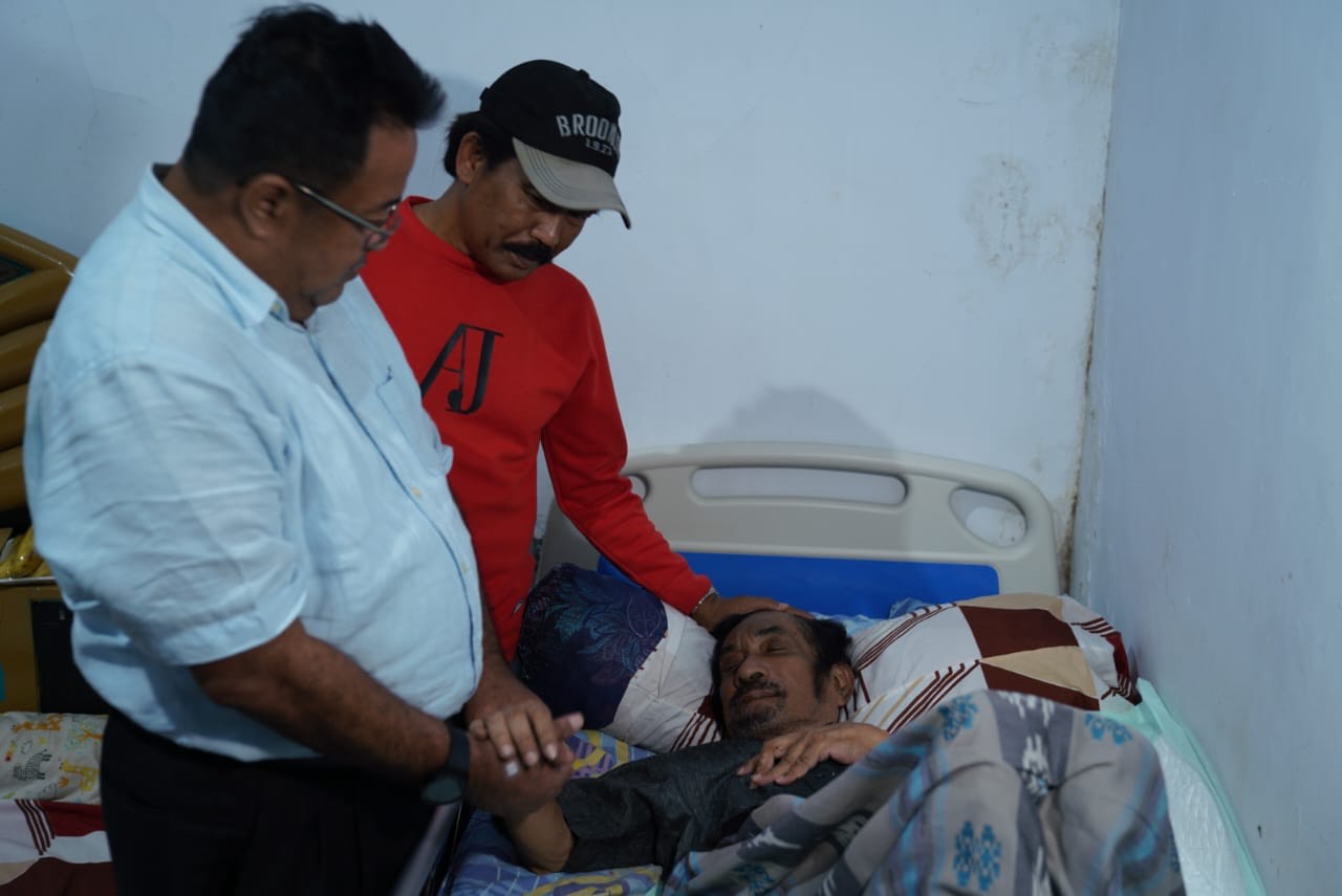 Rano Karno Jenguk Penyanyi Legendaris Hamdan ATT, Ingatkan Peduli Kesehatan