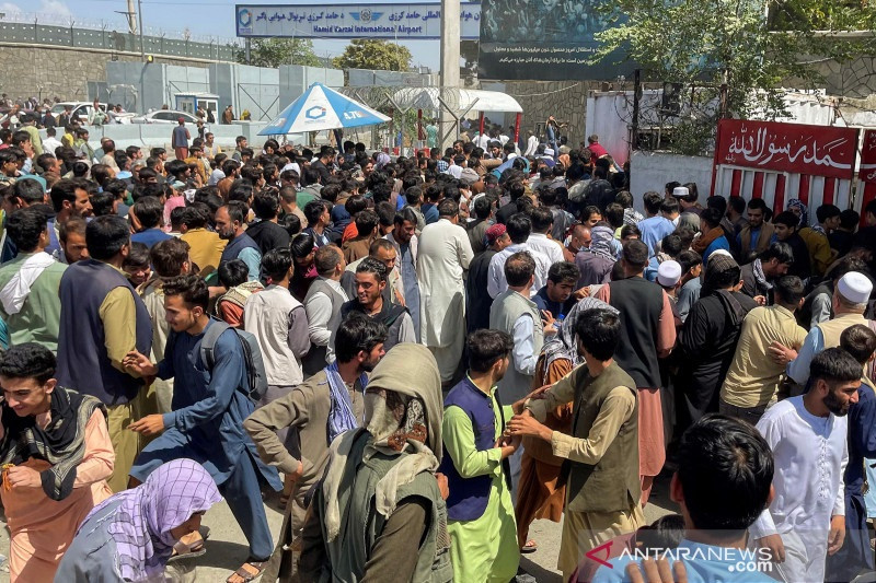 Para warga berusaha memasuki Bandara Internasional Hamid Karzai di Kabul, Afghanistan, Senin (16/8). ANTARA FOTO
