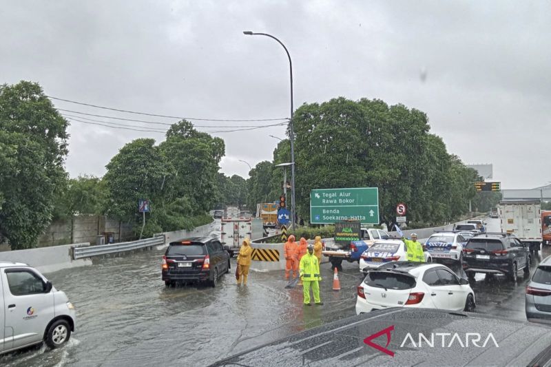 Genangan Air Setinggi 15 Cm, Lalu Lintas dari Bandara Soetta Menuju Jakarta dan Sebaliknya Tersendat Selasa Pagi