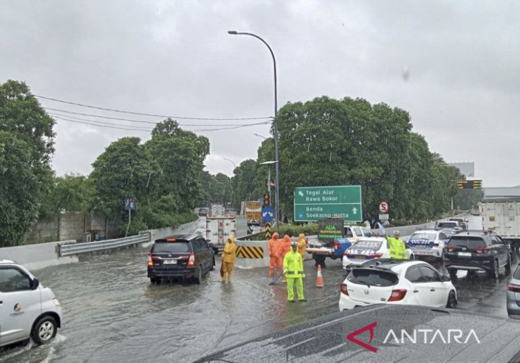 Genangan Air Setinggi 15 Cm, Lalu Lintas dari Bandara Soetta Menuju Jakarta dan Sebaliknya Tersendat Selasa Pagi