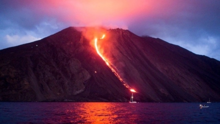 Pulau Stromboli, salah satu gunung berapi paling aktif di dunia, diyakini paling afrodisiak. (Foto: expedia.com)