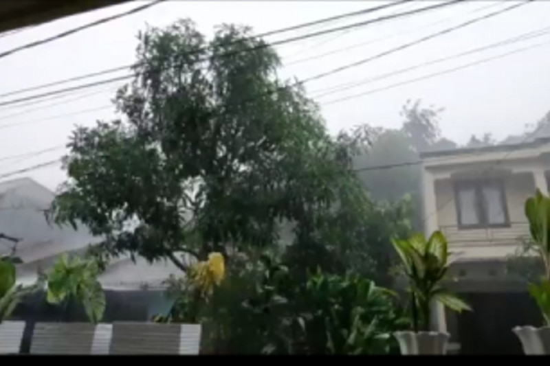 Hujan lebat disertai petir dan angin kencang meliputi bagian wilayah Kota Depok, Provinsi Jawa Barat, Selasa sore (21/9/2021). (ANTARA/Feru Lantara)