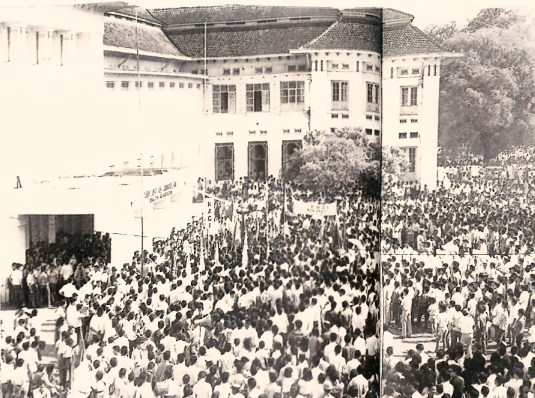 Demonstran berkumpul di FKUI pada 10 Januari 1966