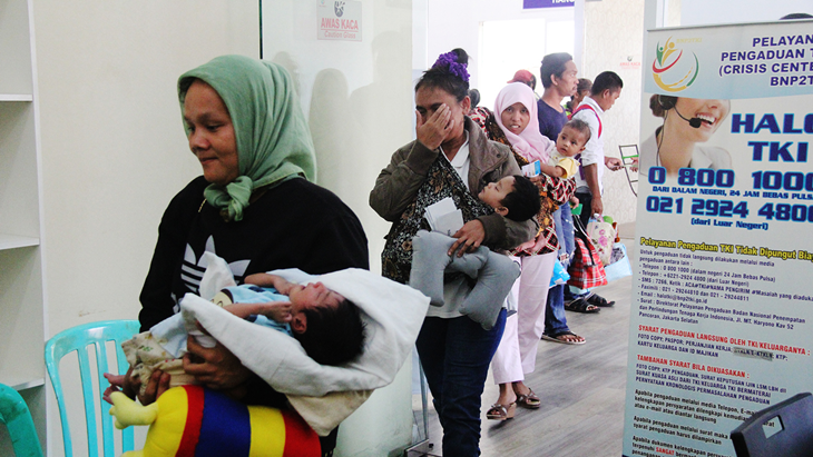 Beberapa tenaga kerja wanita yang dideportasi bersama bayinya memasuki ruang Pos Pelayanan Penempatan dan Perlindungan Tenaga Kerja Indonesia (P4TKI) di pelabuhan Pelindo I Dumai, Dumai, Riau, Kamis (8/3). (ANTARA FOTO/Aswaddy Hamid)