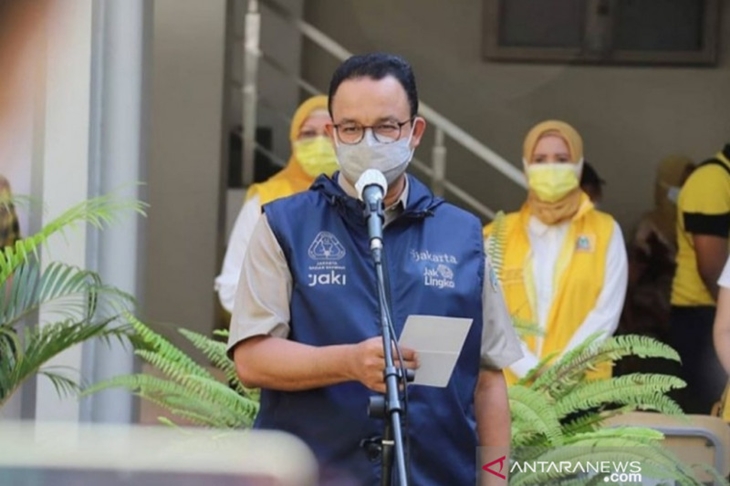 Gubernur DKI Jakarta Anies Baswedan saat meninjau vaksinasi di SMP Bakti Mulya 400 Kebayoran Lama, Jakarta Selatan, Selasa (21/9/2021). ANTARA/HO-Sudin Kominfo Jakarta Selatan