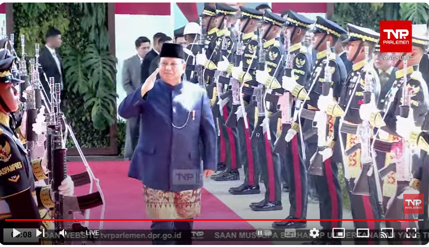 Senyum Prabowo Saat Tiba di MPR