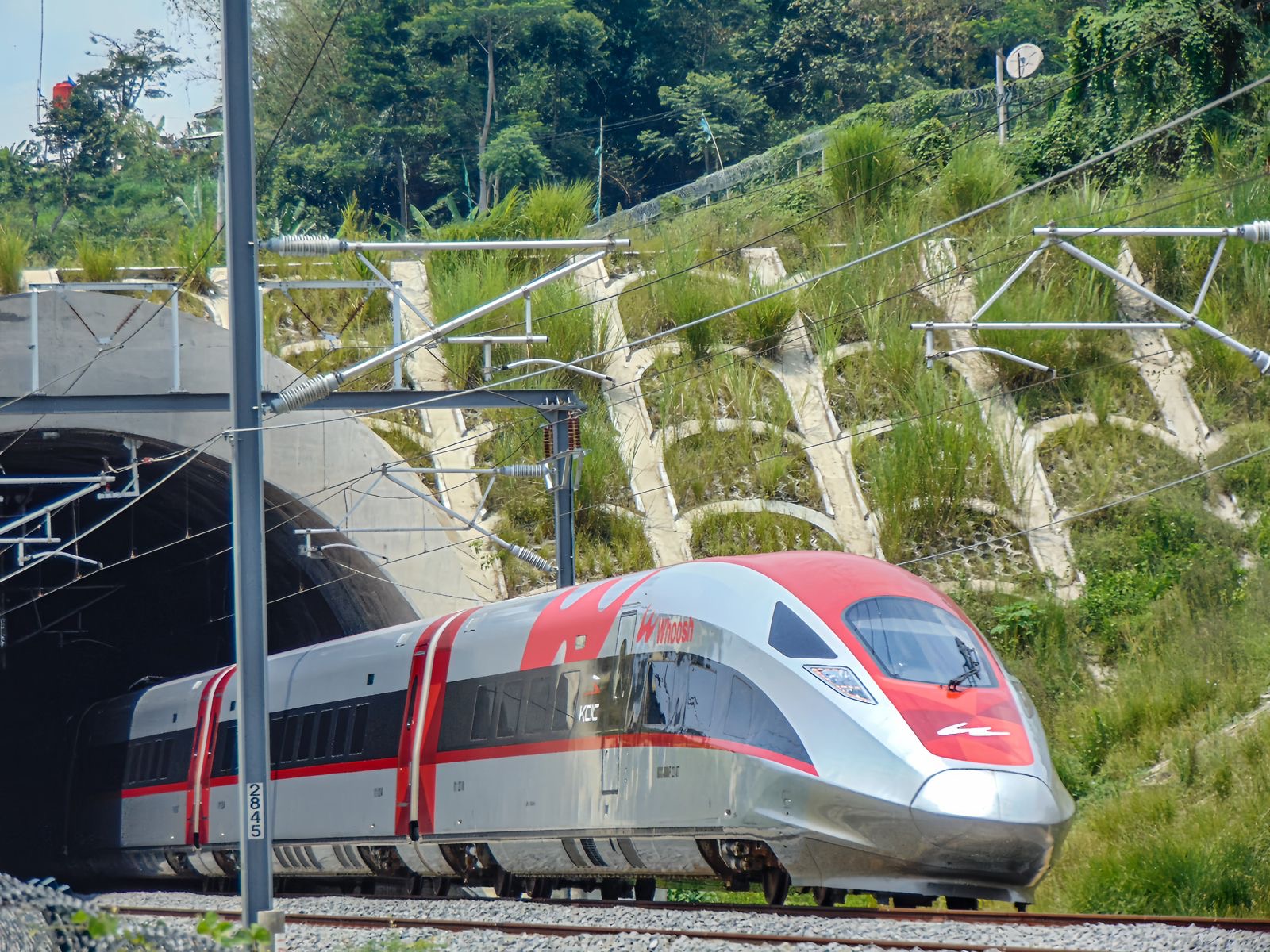 Jelang Angkutan Nataru 2026, Semua Awak Kereta Cepat Jakarta-Bandung Wajib Tes Urine oleh BNN