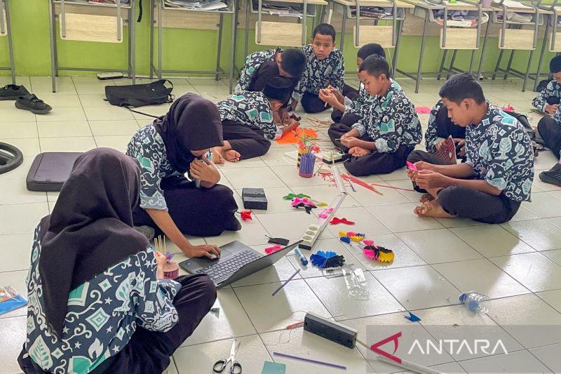 Ribuan Taruna Akmil Ditugaskan Ajari Siswa Sekolah Rakyat Setrika Baju dan Nyemir Sepatu